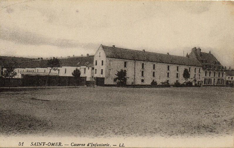 Cette vaste place servait aux militaires à faire du sport et des manoeuvres, on aperçoit dans le fond la caserne d'infanterie.